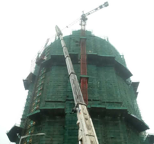 仪陇吊车在工地上作业